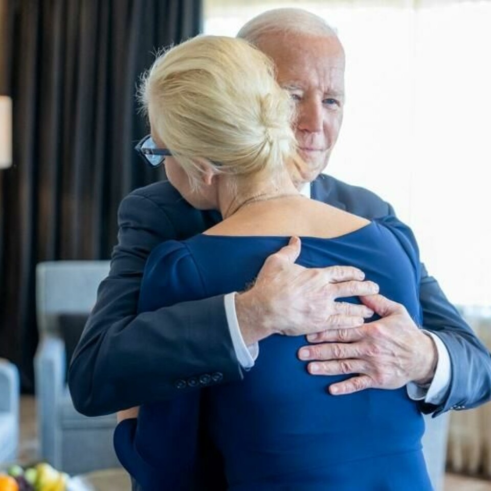Joe Biden omfavner Julia Navalnaja, kona til Aleksej Navalnyj, den russiske opposisjonslederen som døde i en fangeleir i forrige uke, i San Francisco i California, USA. 22. februar 2024.