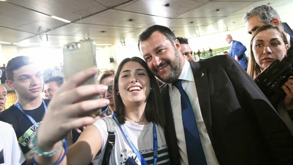 Matteo Salvini tar en selfie med italienske studenter. Salvini er innenriksminister i Italia og leder for ytre høyre-partiet Lega Nord. Han er blant dem som jobber for et europeisk høyrepopulistisk tyngdepunkt, med blant andre Østerrikes Frihetspartiet (FPÖ), tyske Alternativ for Tyskland (AfD) franske Rassemblement national, finske Sannfinnene og Dansk Folkeparti. Matteo Salvini tar en selfie med italienske studenter. Salvini er innenriksminister i Italia og leder for ytre høyre-partiet Lega Nord. Han er blant dem som jobber for et europeisk høyrepopulistisk tyngdepunkt, med blant andre Østerrikes Frihetspartiet (FPÖ), tyske Alternativ for Tyskland (AfD) franske Rassemblement national, finske Sannfinnene og Dansk Folkeparti. Foto: Guglielmo Mangiapane / Reuters