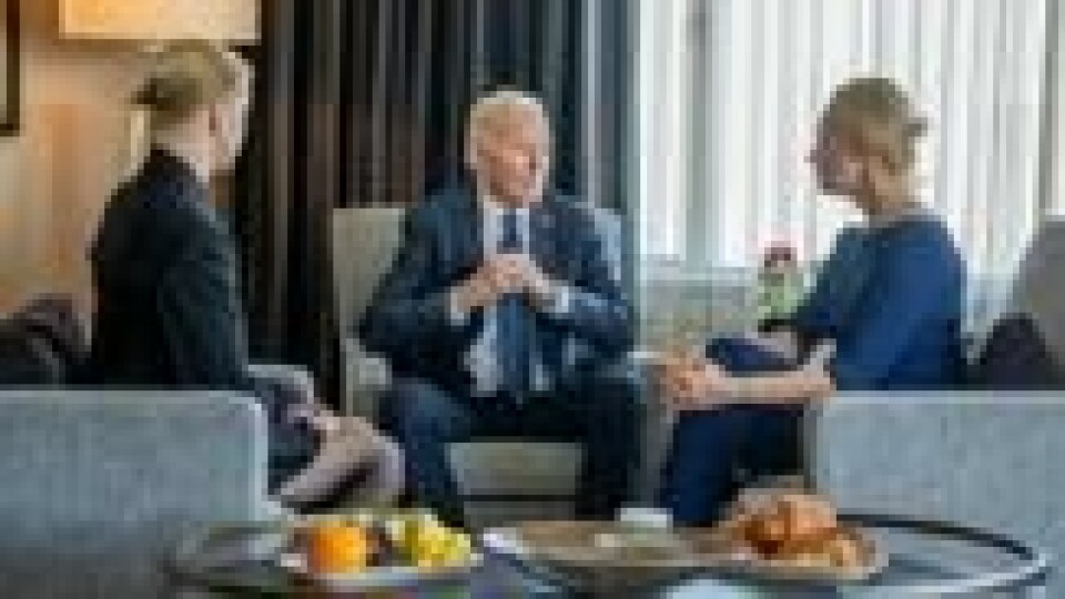 USAs president Joe Biden snakker med Julia Navalnaja og Dasja Navalnaja, kona og datteren til Aleksej Navalnyj. USAs president Joe Biden snakker med Julia Navalnaja og Dasja Navalnaja, kona og datteren til Aleksej Navalnyj. Foto: The White House/Handout via REUTERS / NTB