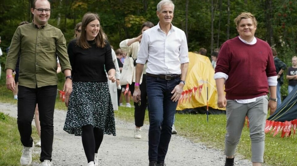 Gaute Børstad Skjervø (t.h.) sammen med statsminister Jonas Gahr Støre (Ap) og nåværende AUF-leder Astrid Hoem under sommerleiren på Utøya i 2021. Nå ønsker Skjervø stillingen som AUF-leder. Foto: Ole Berg-Rusten / NTB