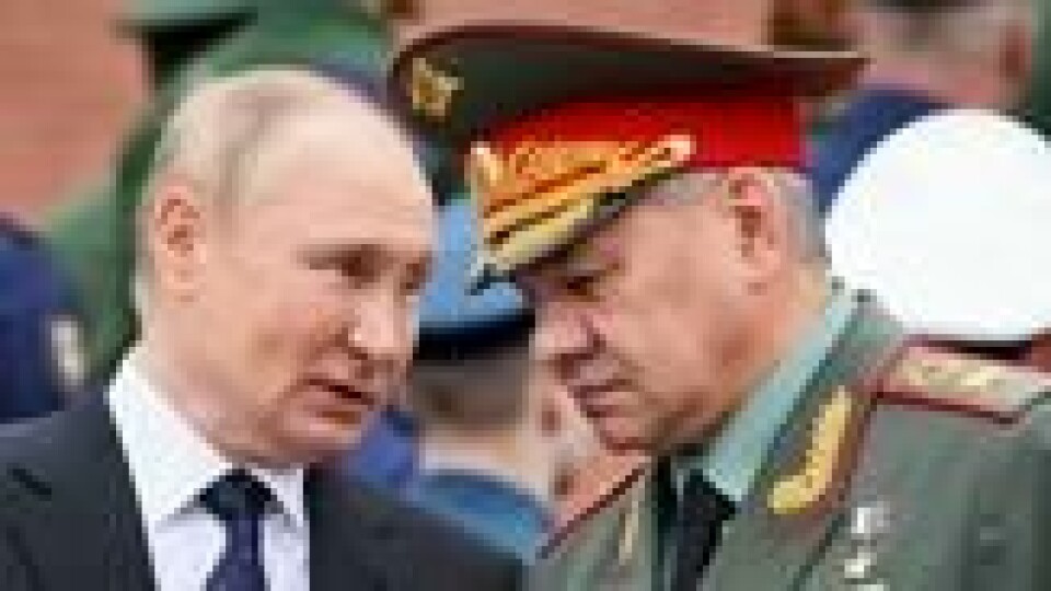 Russlands president Vladimir Putin i samtale med forsvarssjef Sergei Shoigu ved den ukjente soldats grav 22. juni 2022, under markeringen av seieren over Nazi-Tyskland. Russlands president Vladimir Putin i samtale med forsvarssjef Sergei Shoigu ved den ukjente soldats grav 22. juni 2022, under markeringen av seieren over Nazi-Tyskland.
