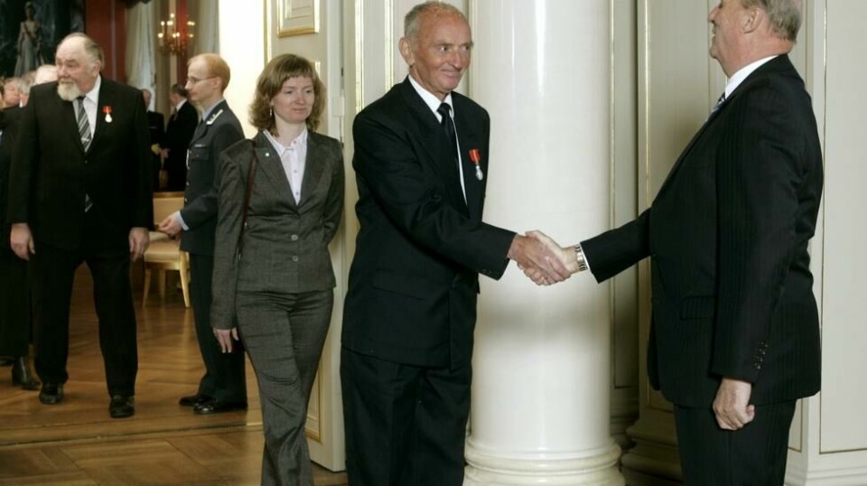 Jonny Edvin Finnes mottok kongens fortjenstmedalje i 2004. Han døde palmesøndag, 89 år gammel. Foto: Bjørn Sigurdsøn / NTB