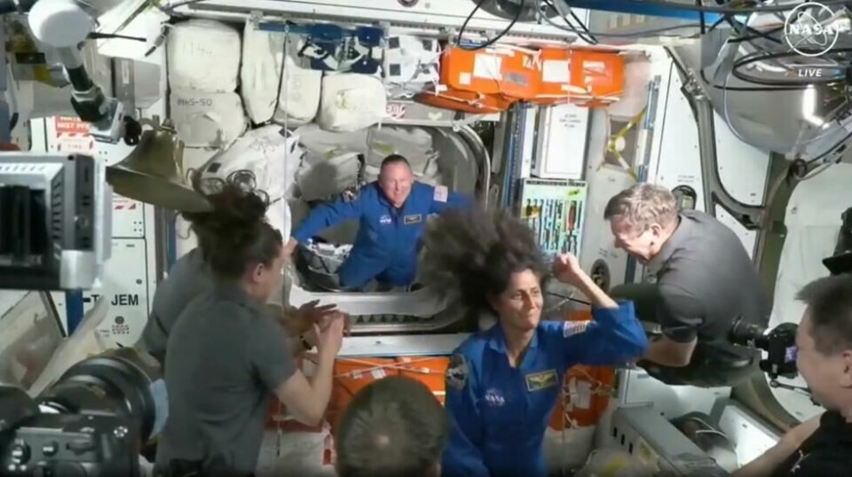 Nasa-astronautene Butch Wilmore og Suni Williams ble ønsket velkommen til ISS i juni. De er fortsatt der. Foto: Nasa via AP / NTB