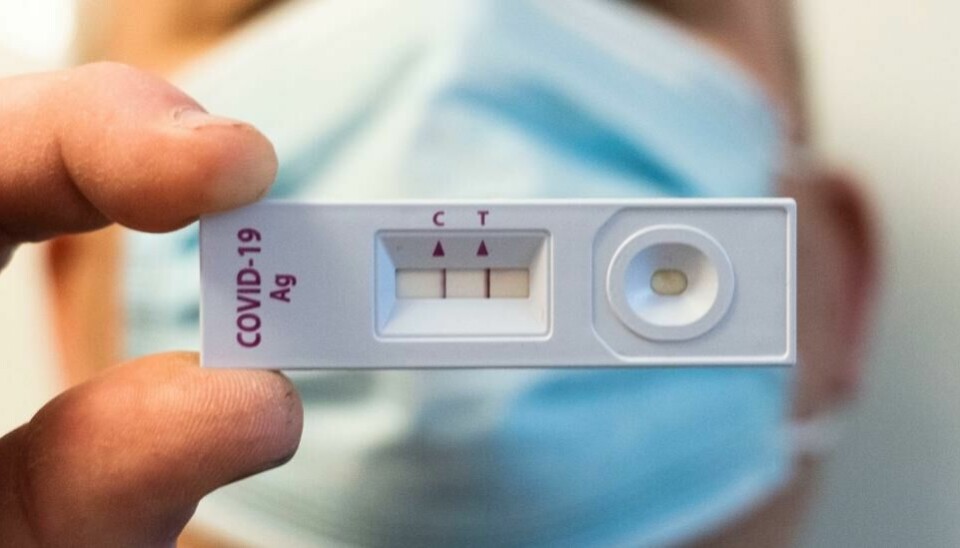 Oslo 20220211. Covid-19 Antigen hurtigtest viser to streker som betyr påvist koronasmitte. FHI har siden slutten av januar gjort store endringer i testsystemet, slik at færre koronasmittede blir registrert i MSIS. Omleggingen innebærer at flere ikke lenger trenger å ta PCR-test etter å ha testet positivt på selvtest, og dermed blir smitten heller ikke registrert hos FHI. Folk oppfordres imidlertid til å registrere positive tester hos sin kommune.Foto: Erik Johansen / NTB