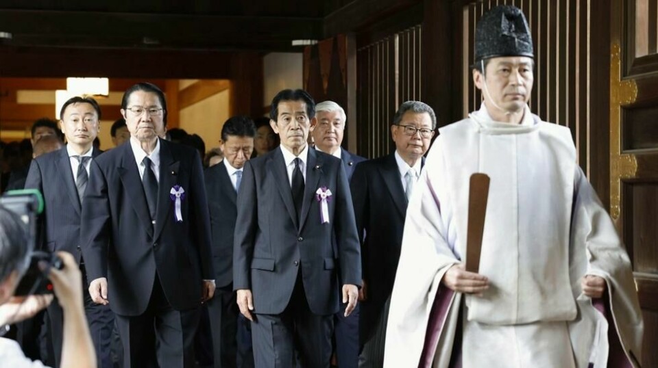 Tre japanske ministre besøkte torsdag Yasukuni-helligdommen i Tokyo, et svært omstridt krigsminnesmerke. Foto: Kyodo News / AP / NTB