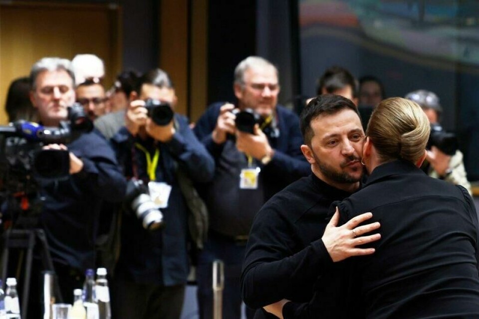 Ukrainas president Volodymyr Zelenskyj gir Danmarks statsminister Mette Frederiksen en klem på et EU-møte torsdag.