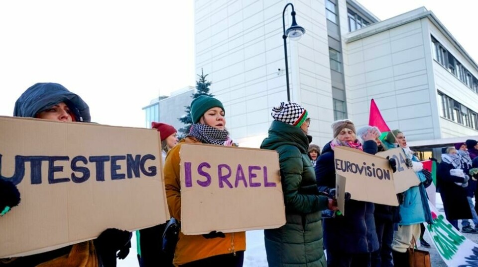 Aktivister har gjentatte ganger demonstrert utenfor NRK med krav om at Israel må utestenges fra Eurovision Song Contest som følge av krigføringen på Gazastripen. Foto: Heiko Junge / NTB