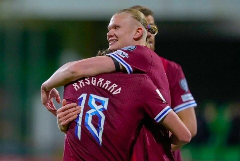 Erling Braut Haaland omfavnet Thelo Aasgaard etter 22-åringens 3-0-mål mot Moldova.