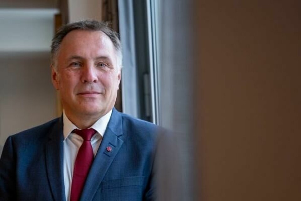 Forsvarsminister Tore O. Sandvik (Ap) varsler at regjeringen vil sette av 17 milliarder kroner til opprustning av Forsvaret.