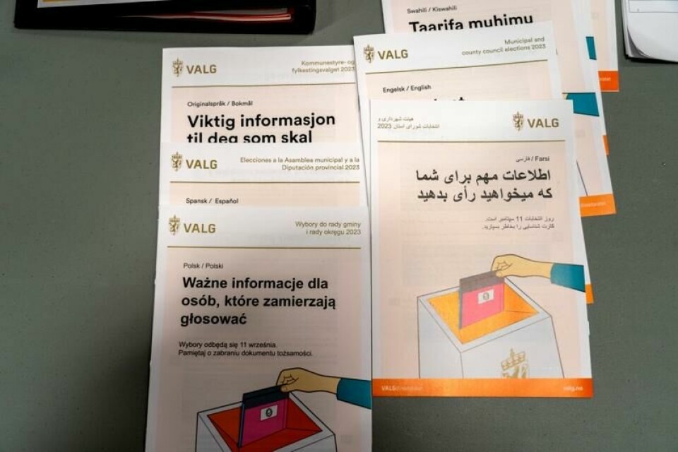 Aldri har det vært lavere andel som bruker stemmeretten sin. Valginformasjon på forskjellige språk i stemmelokalet på Uranienborg skole i Oslo.