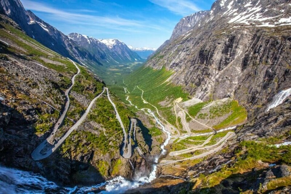 Fjellovergangen i Rauma kommune i Romsdal i Møre og Romsdal er kjent for sine krappe svinger. Trollstigveien, som nå er stengt, forbinder Valldal på Sunnmøre med Åndalsnes og Romsdalen. F