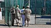 Her blir en innsatt fraktet inn på Guantanamo. Foto: Sarah Cleveland / Reuters/NTB