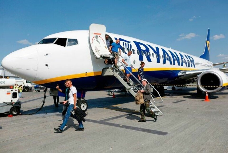 Det ble bråk da en kvinnelig passasjer ikke betalte for chips og drikke på en Ryanair-flyvning mellom Tenerife og Bristol.