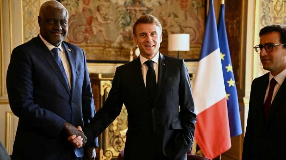Frankrike er blant landene som skal bidra til en ordning for å produsere vaksiner i Afrika. Her møter Frankrikes president Emmanuel Macron AU-leder Moussa Faki Mahamat under et vaksinetoppmøte i Paris torsdag. Foto: Dylan Martinez / AP / NTB