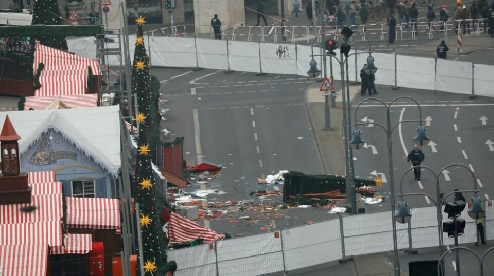 En lastebil ble i høy fart kjørt mellom 50 og 80 meter inn i en folkemengde på et julemarked på Breitscheidsplatz i Berlin i 20-tiden mandag.