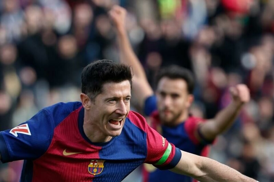 Robert Lewandowski jubler etter å ha satt inn vinnermålet mot Alaves.