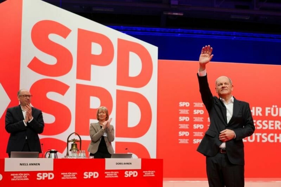 Tysklands statsminister Olaf Scholz får applaus under SPDs ekstraordinære landsmøte i Berlin lørdag.