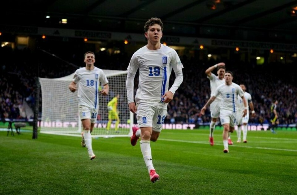 17-årige Konstantinos Karetsas jubler etter å ha lagt på til 2-0 for Hellas i borteseieren mot Skottland i nasjonsligakvalifiseringen.