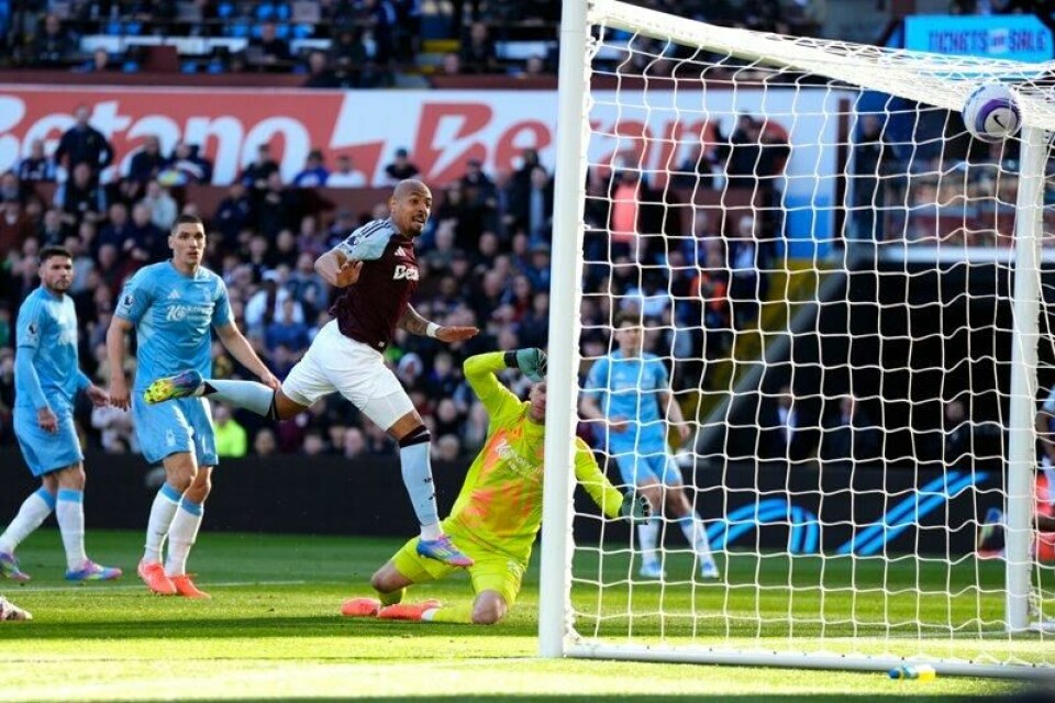 Donyell Malen scorer det som ble vinnermålet i Aston Villas 2-1-seier over Nottingham Forest.