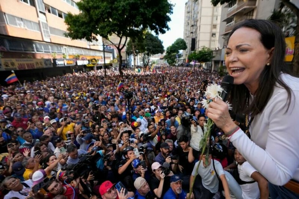 Opposisjonsleder Maria Corina Machado dukket uventet opp på et folkemøte i Caracas, der hun holdt tale.