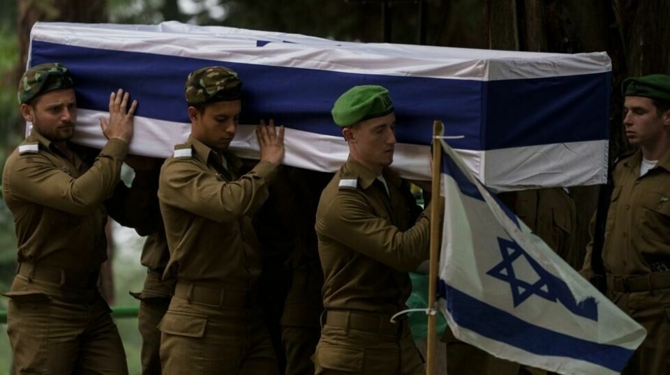 Israelske soldater bærer kisten til sersjant Nicholas Berger, som i forrige måned ble drept i kamp mot Hamas på Gazastripen.