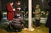 Miranda Jalba (t.v.) og andre tenner lys ved Campus Risbergska i Örebro i Sverige tirsdag kveld. Tirsdag formiddag ble et titall personer drept i en skoleskyting. Foto: Hans Olav Torgersen / NTB