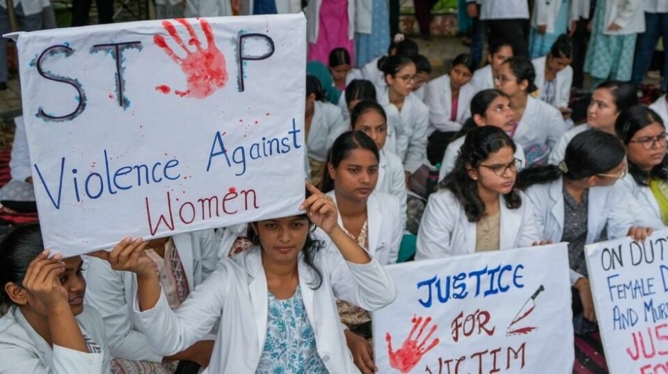 Kvinnelige leger i Prayagraj protesterer mot drapet på en kvinnelig legekollega i Kolkata. Foto: Rajesh Kumar Singh / AP / NTB