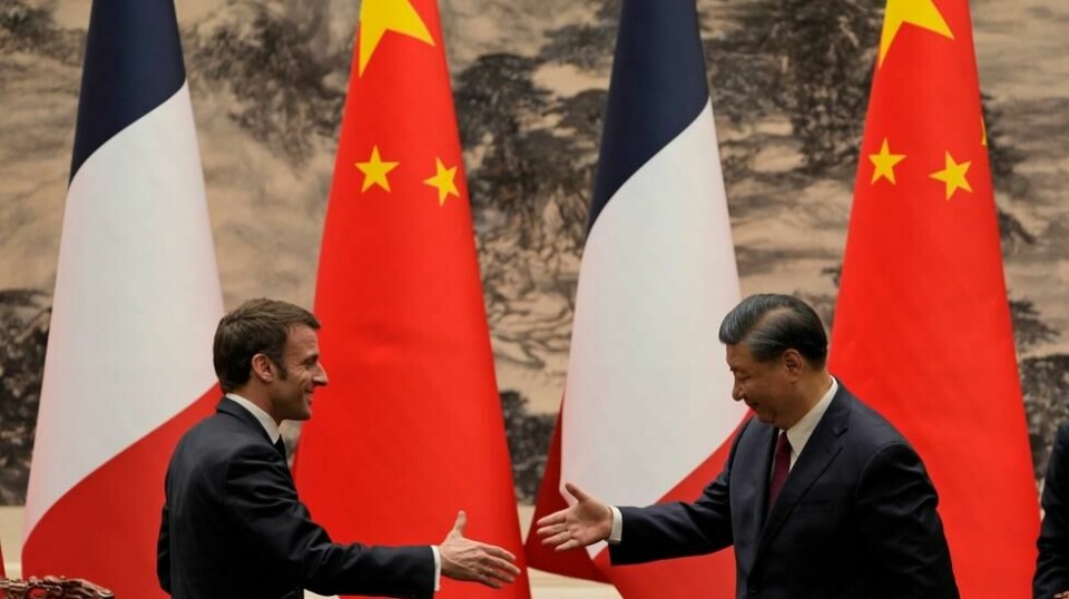 Kinas president Xi Jinping er ventet å landet i Paris søndag ettermiddag. Her er Frankrikes president Emmanuel Macron på besøk i Beijing i april i fjor. Arkivfoto: Ng Han Guan / AP / NTB