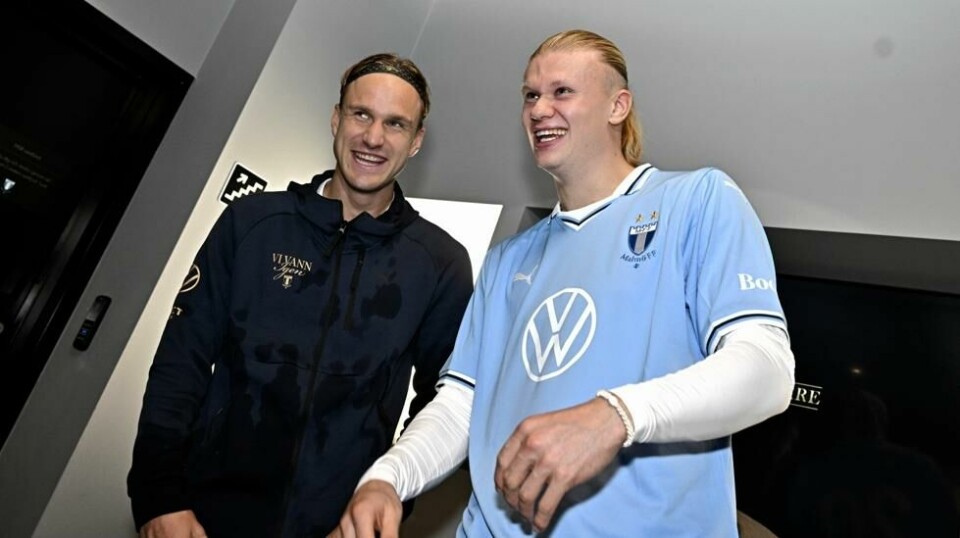 Erling Braut Haalands tur til Malmö gledet Erik Botheim stort. Med seg fra Sverige skal Manchester City-spissen ha kjøpt 50 drakter. Foto: Andreas Hillergren / TT News Agency via AP / NTB