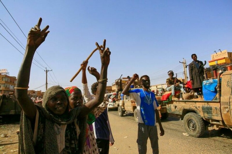 Lokale innbyggere jubler mens regjeringssoldater torsdag ankommer Allafah-markedet i Kalalah-distriktet, som nylig ble gjenerobret fra RSF-militsen sør for Khartoum.