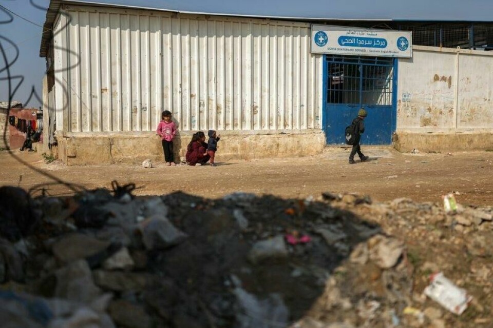 Fordrevne syriske barn leker utenfor en helseklinikk i Sarmada nord for Idlib by nordvest i Syria. Kuttene som nå rammer det internasjonale hjelpearbeidet, kan føre til en økning i barnedødsfall globalt, advarer FN.