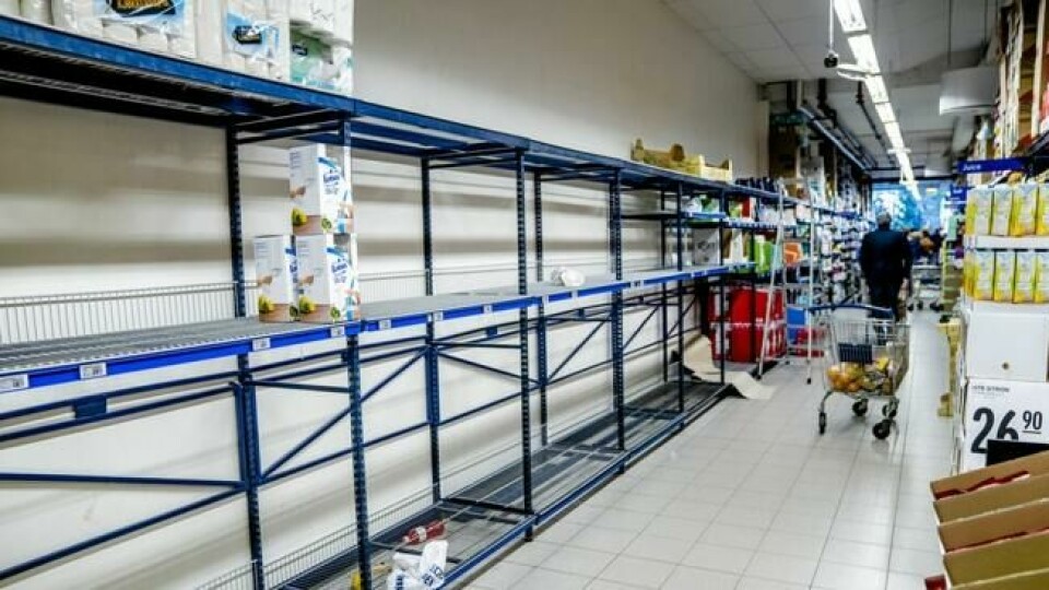 Slik så det ut på Rema 1000 på Bekkestua allerede ved 15-tiden torsdag. Toalettpapir og tørkepapir hadde blitt revet bort fra hyllene. Slik så det ut på Rema 1000 på Bekkestua allerede ved 15-tiden torsdag. Toalettpapir og tørkepapir hadde blitt revet bort fra hyllene. Foto: NTB scanpix