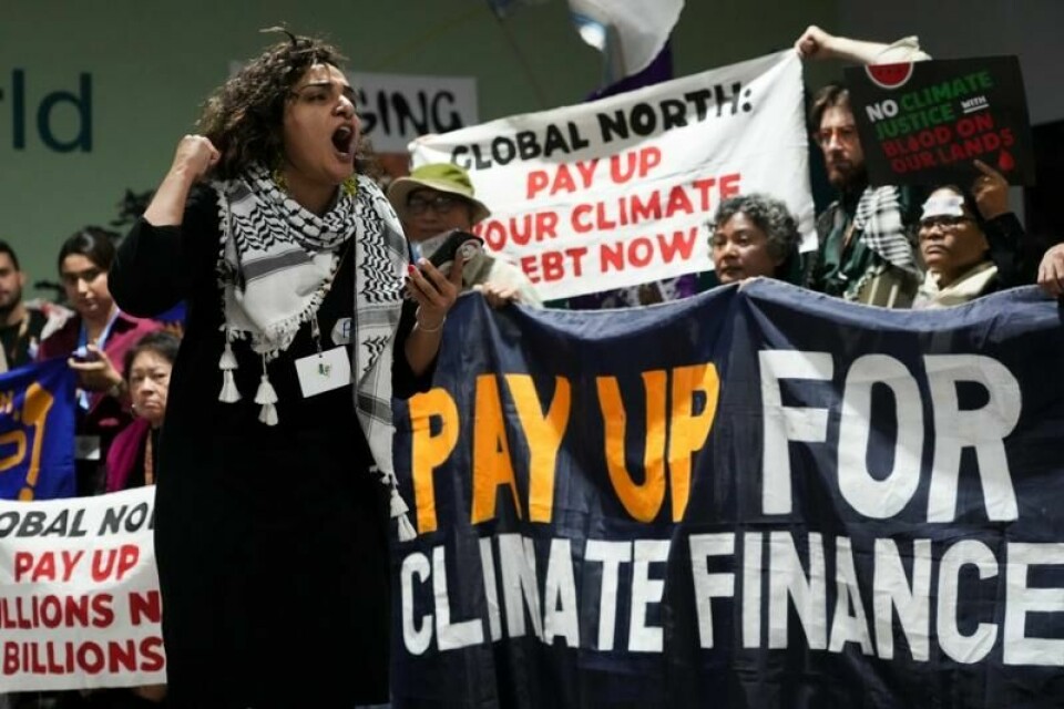 Demonstranter med krav om økt klimafinansiering på klimatoppmøtet i Baku fredag.