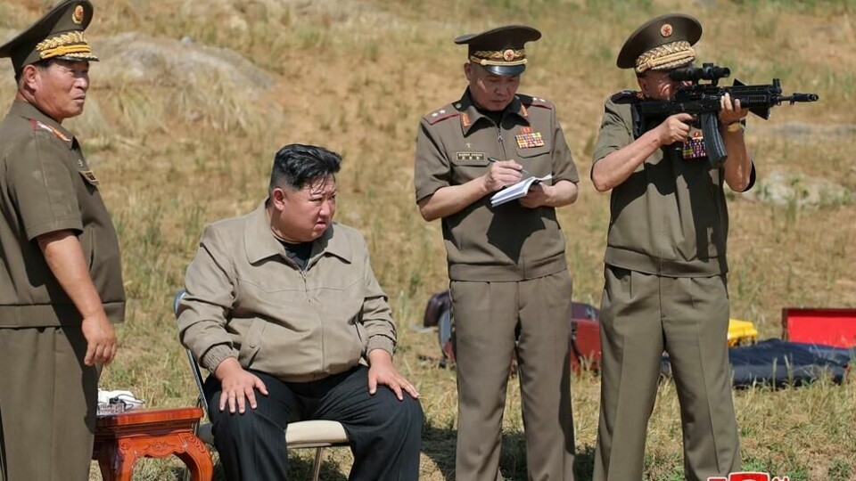 Nord-Korea og Russland har fått et tettere forhold etter at sistnenvte gikk til fullskala krig mot Ukraina i februar 2022. Her sjekker Nord-Koreas diktator Kim Jong-un ut et nordkoreansk militært treningssenter tidligere i høst. Nord-Korea og Russland har fått et tettere forhold etter at sistnenvte gikk til fullskala krig mot Ukraina i februar 2022. Her sjekker Nord-Koreas diktator Kim Jong-un ut et nordkoreansk militært treningssenter tidligere i høst. Foto: KCNA / KNS / AFP / NTB