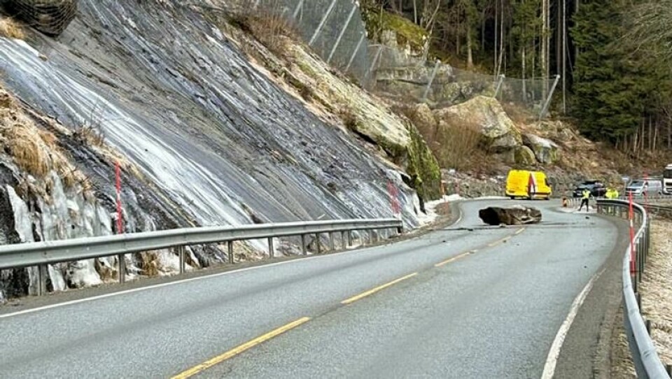 En stor stein raste ut i veibanen på fylkesvei 55 ved Årøy i Sogndal mandag.