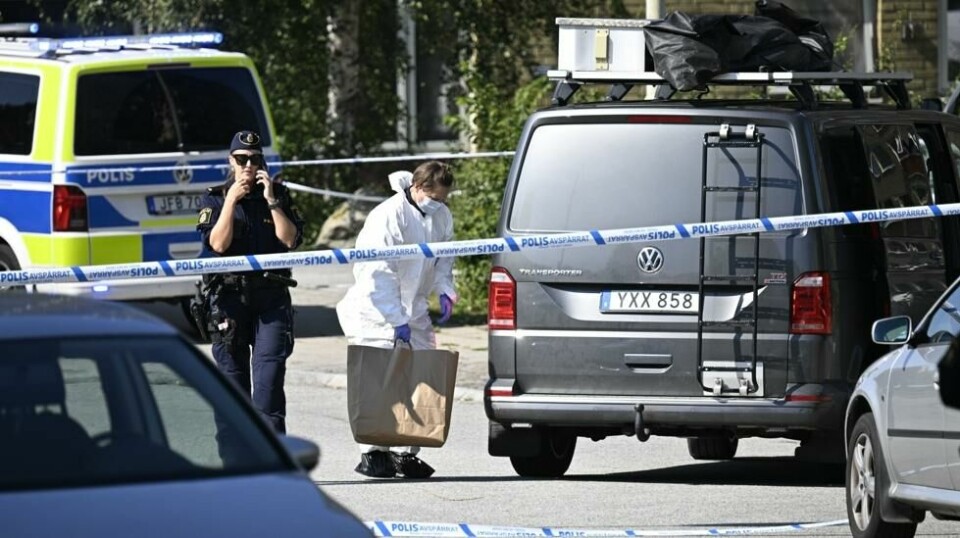Politiet er på stedet på Ramels väg ved Rosengård i Malmö mandag ettermiddag etter en skuddveksling. Ifølge politiets nettside døde en person av skuddskader på stedet. Foto: Johan Nilsson / TT / NTB