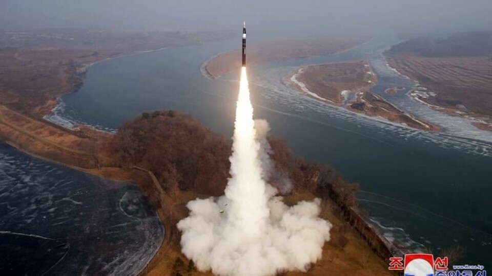 Bilde fra de nordkoreanske myndighetene so skal vise mellomdistanseraketten som ble testet mandag.