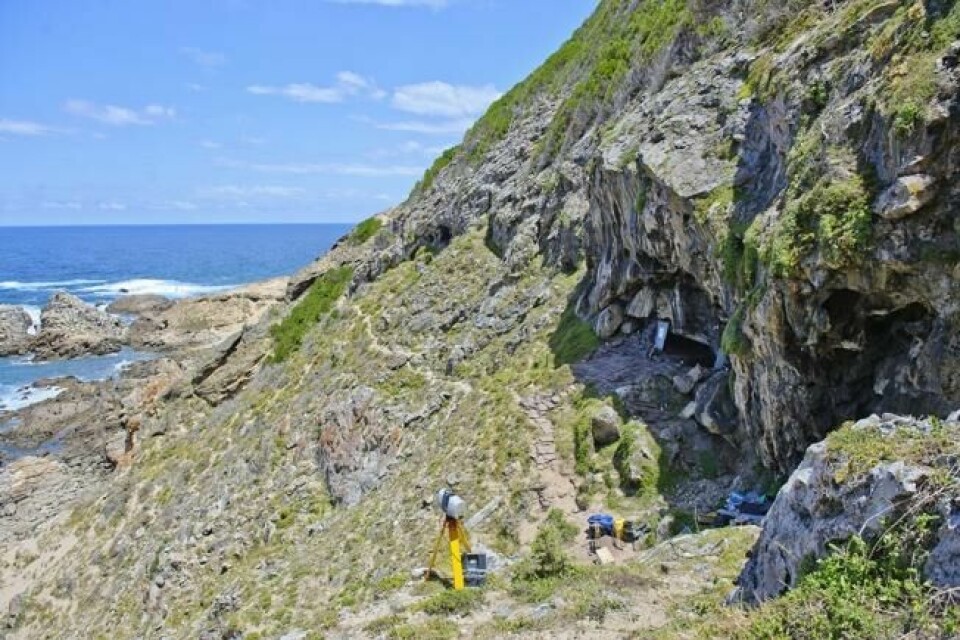 Utsiden av Blombos-grotten. Foto: Magnus Haaland. Utsiden av Blombos-grotten. Foto: Magnus Haaland.