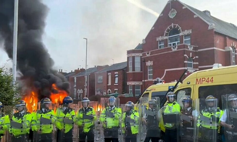Store politistyrker forsøkte å få kontroll på demonstranter ved en moské i Southport. Foto: Pat Hurst / PA via AP / NTB Store politistyrker forsøkte å få kontroll på demonstranter ved en moské i Southport. Foto: Pat Hurst / PA via AP / NTB