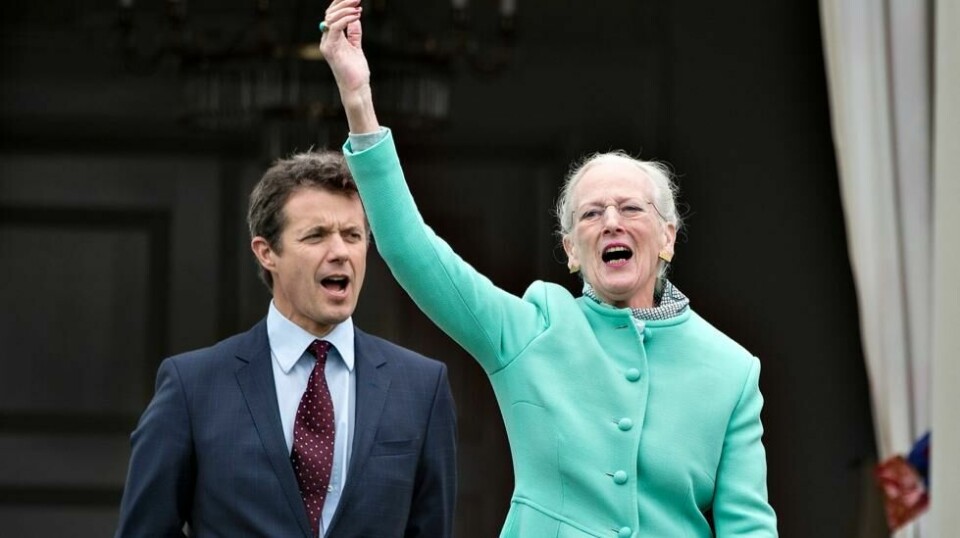 Dronning Margrethe, her sammen med kronprins Frederik under feiringen av hennes 77-årsdag i 2017, abdiserer på dagen 52 år etter at hun overtok tronen fra sin far kong Frederik IX i 1972. Søndag kl. 14 blir kong Frederik X Danmarks statsoverhode. Arkivfoto: Henning Bagger / Ritzau Scanpix / NTB
