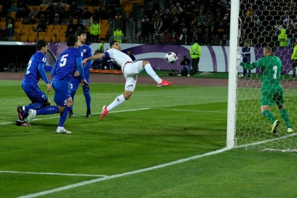 Mehdi Taremi scorer 2-2-målet mot Usbekistan som sikret VM-billett for Iran.