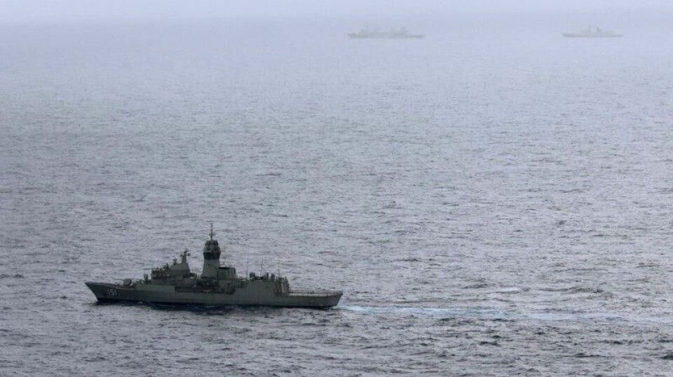 Det australske krigsskipet Arunta (i forgrunnen) følger bevegelsene til to kinesiske krigsskip i Tasmanhavet.
