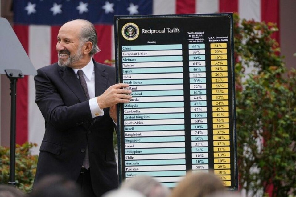 Næringsminister Howard Lutnick med den lange listen over land hvis varer vil bli underlagt nye amerikanske tollsatser.