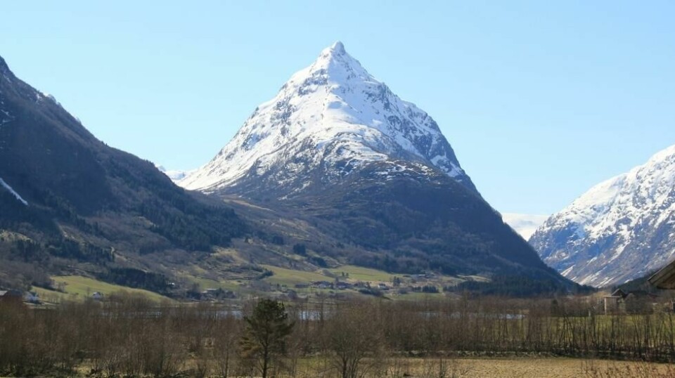 Eggenipa (også skrevet som Eggenibba og Eggjenibba) danner inngangsporten til Våtedalen fra nord. Foto: Wikimedia