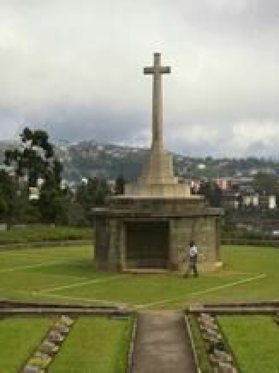 En gartner går forbi kirkegården i Kohima. En gartner går forbi kirkegården i Kohima. Foto: Yirmiyan Arthur / AP