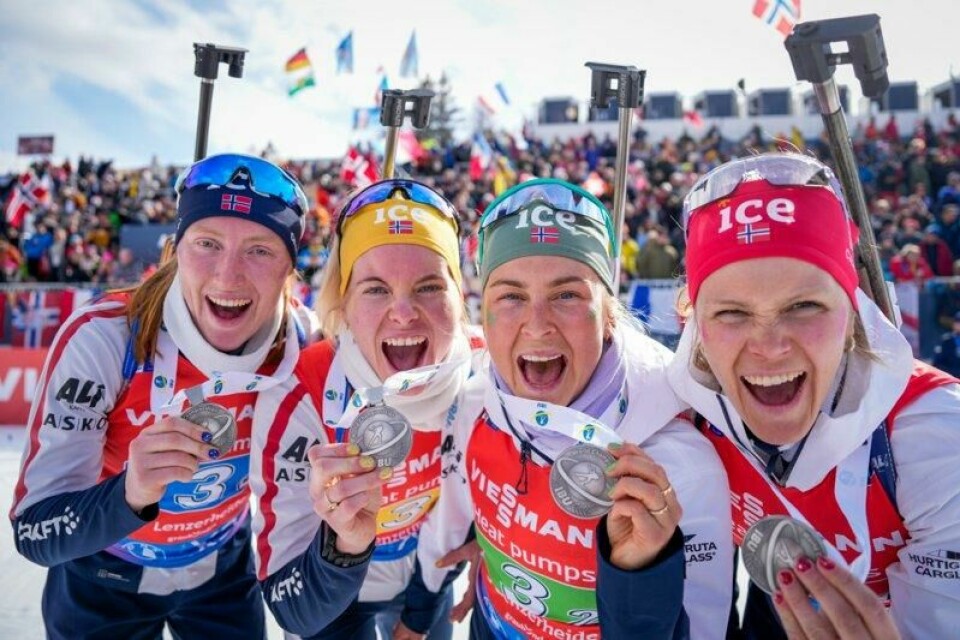 Maren Kirkeeide, Karoline Knotten, Ingrid Landmark Tandrevold og Ragnhild Femsteinevik kunne juble for norsk sølv på skiskytterstafetten.