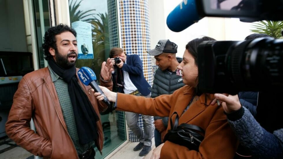 Journalist og aktivist Omar Radi er en fri mann etter å ha blitt benådet av kongen i Marokko mandag. Her fra 2020. Foto: Abdeljalil Bounhar / AP / NTB