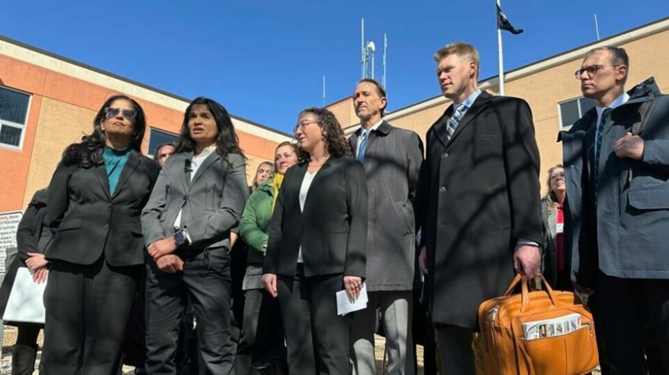 Greenpeace-representanter snakket med journalister utenfor rettsbygningen onsdag.