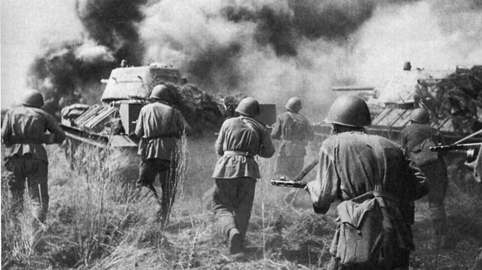 Sovjetisk infanteri i kamp under slaget ved Kursk i 1943 i Russland.