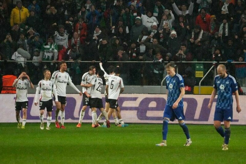 Legia Warszawa feirer målet som sendte laget videre i conferenceligaen, mens Molde-spillerne fortviler.